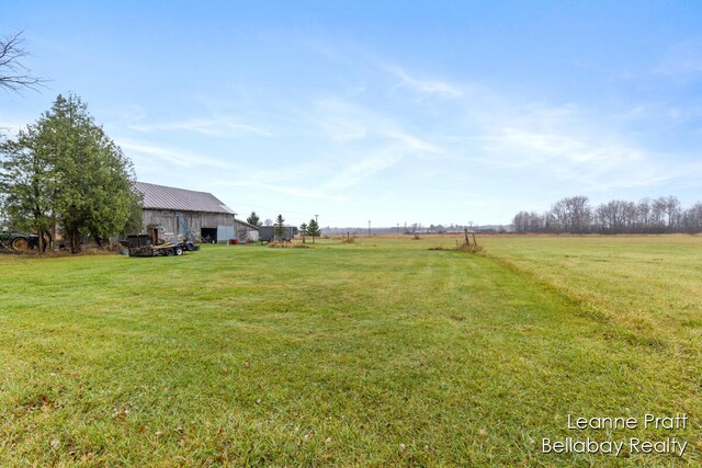 view of yard featuring a rural view