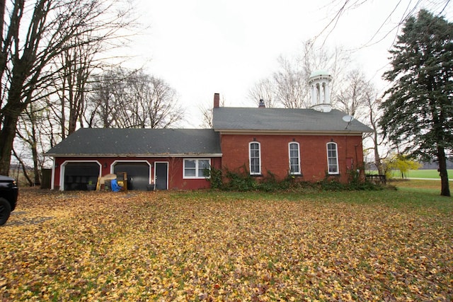 view of front of home featuring a garage and a front yard