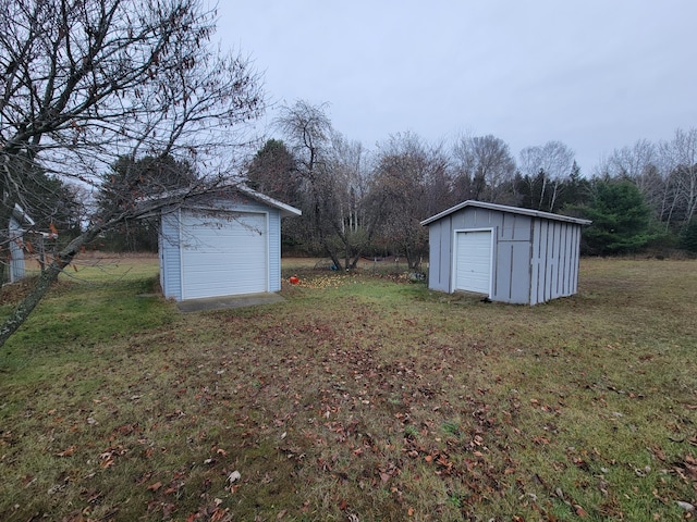 view of yard featuring an outdoor structure