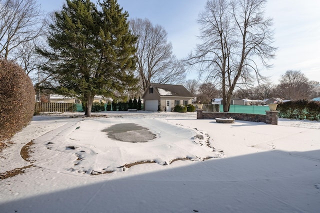 view of yard featuring an outbuilding and a garage