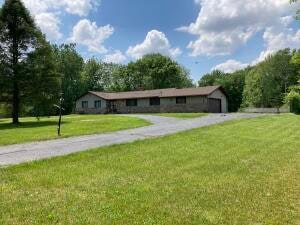 view of front of property featuring a front lawn