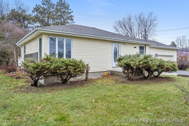 view of front of property featuring a front lawn