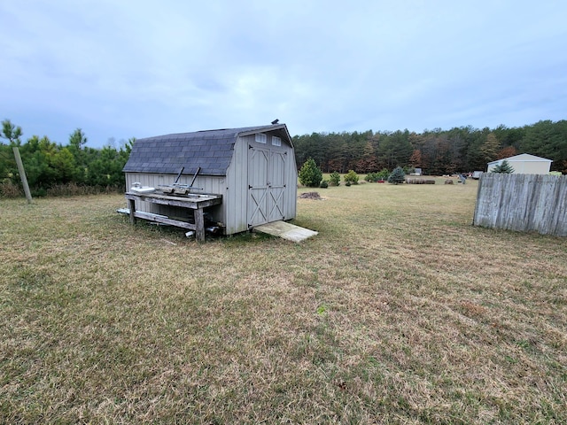 view of yard with a storage unit