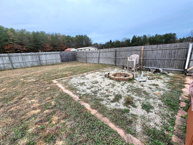 view of yard featuring an outdoor fire pit