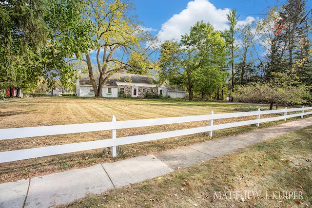 view of front of house featuring a front yard