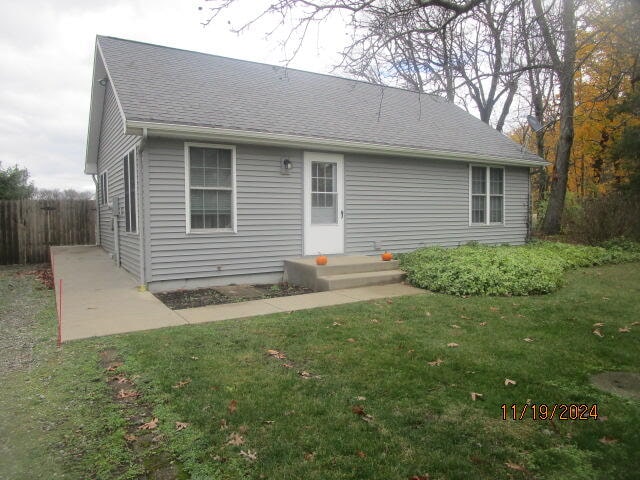 view of front of house with a front yard