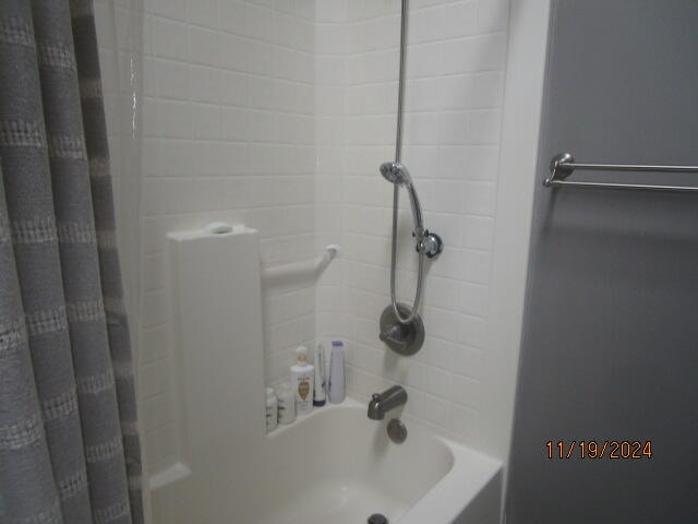 bathroom with shower / tub combo