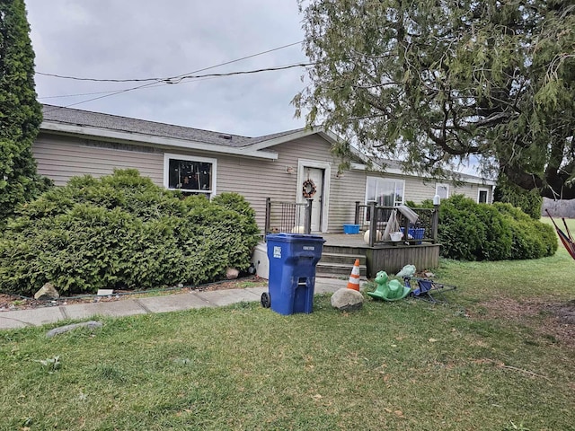 view of front facade featuring a front lawn