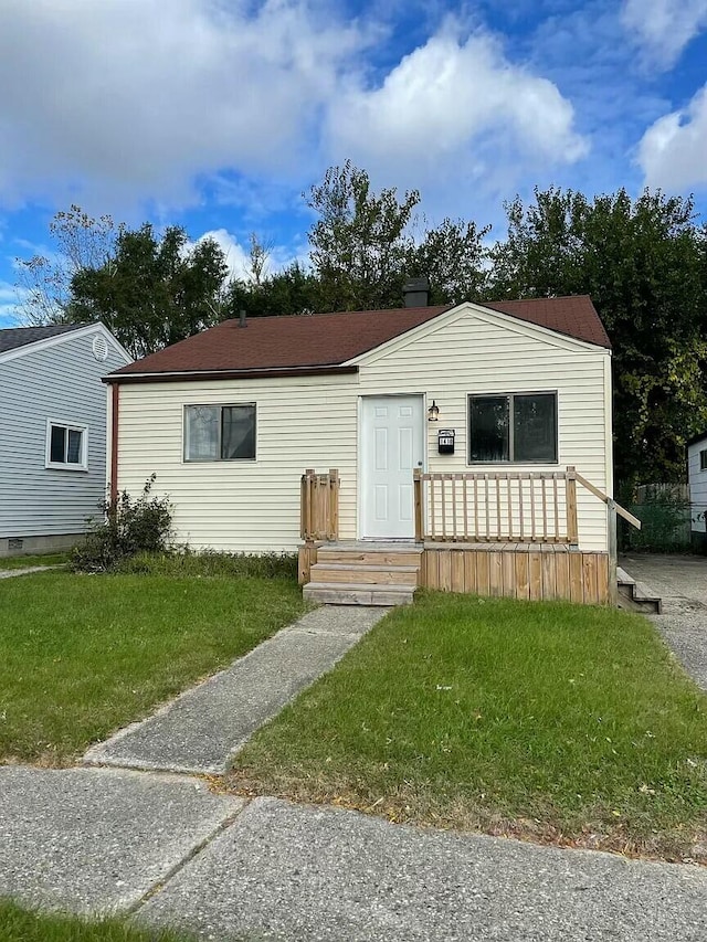 view of front facade with a front lawn