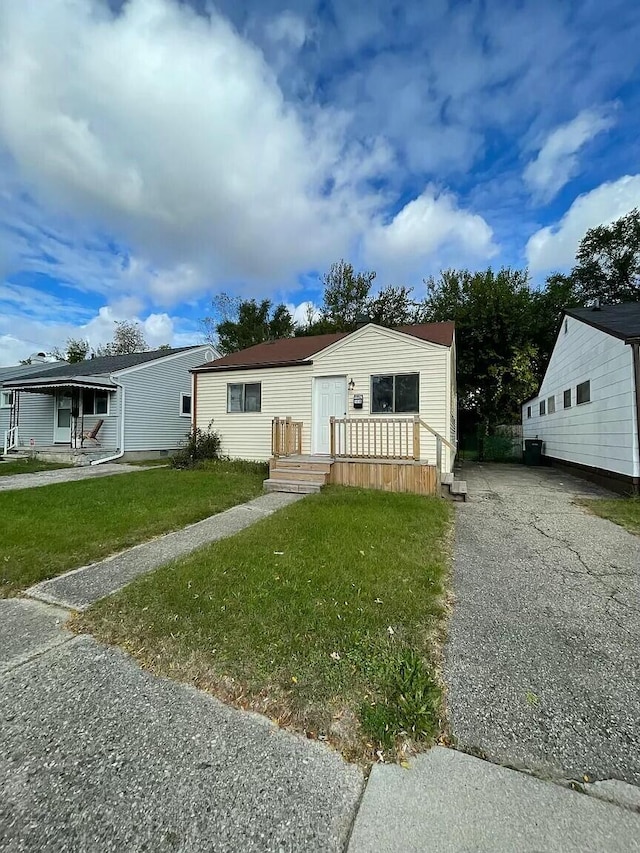 manufactured / mobile home featuring a front yard