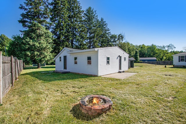 view of yard featuring a fire pit