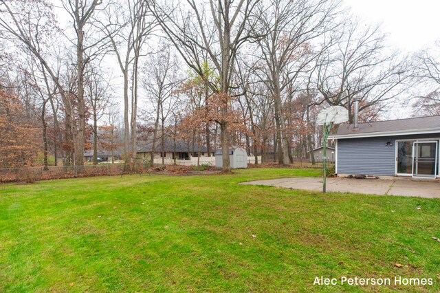 view of yard featuring a patio area