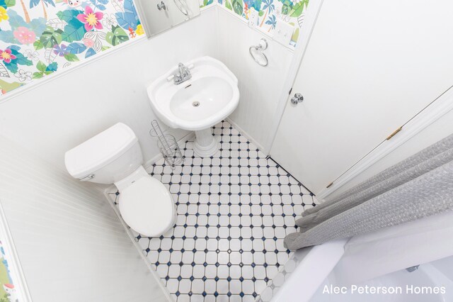 bathroom featuring toilet and sink