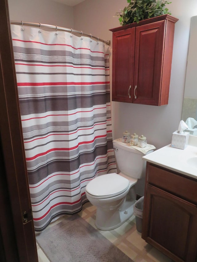 bathroom with a shower with curtain, vanity, and toilet