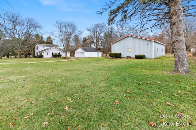 view of yard featuring an outbuilding