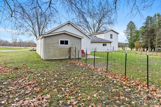 view of side of property featuring a lawn