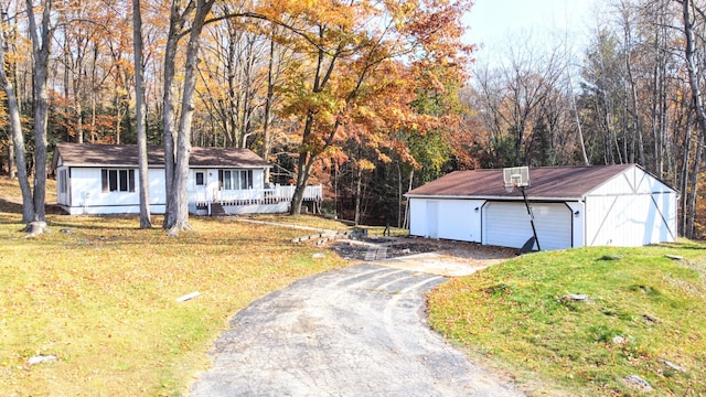 view of yard featuring an outbuilding and a garage