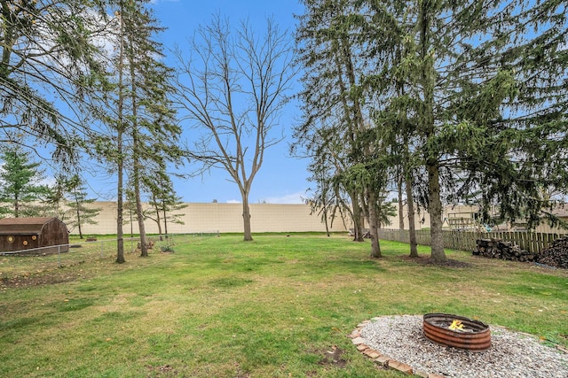 view of yard featuring a fire pit