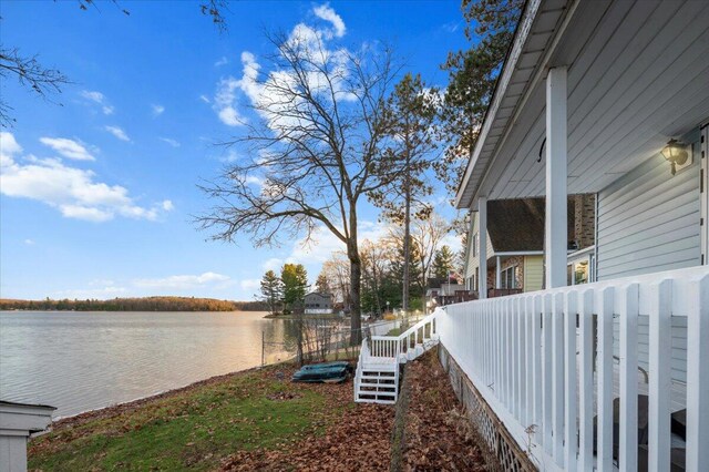 view of yard featuring a water view