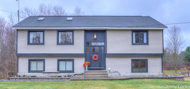 view of front facade with a front lawn