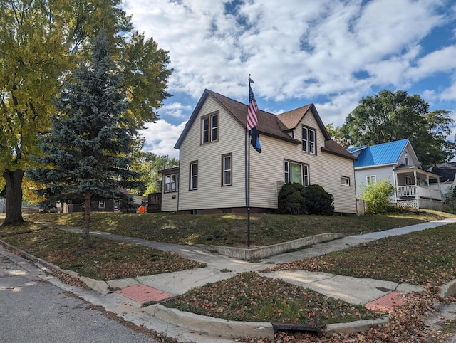 view of front of home featuring a front lawn