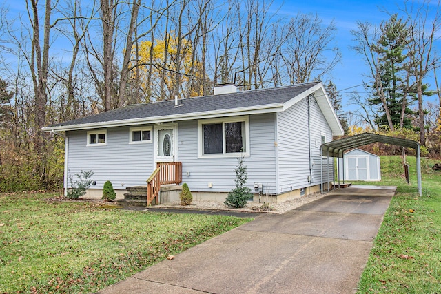 view of front of property featuring a storage unit and a front yard