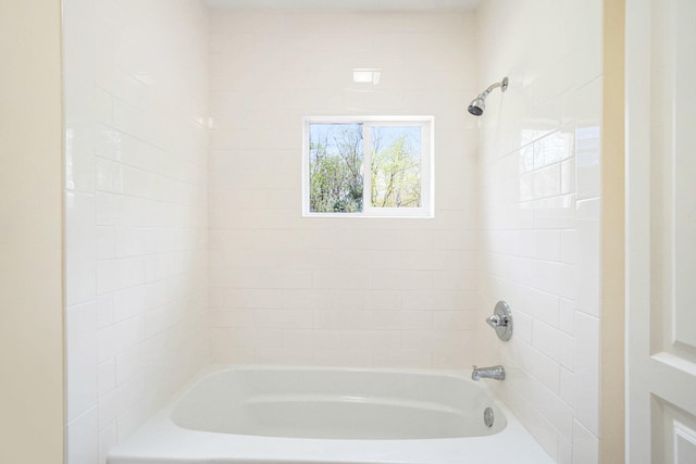 bathroom featuring tiled shower / bath combo