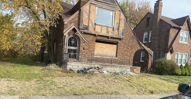 view of front of property with a front lawn