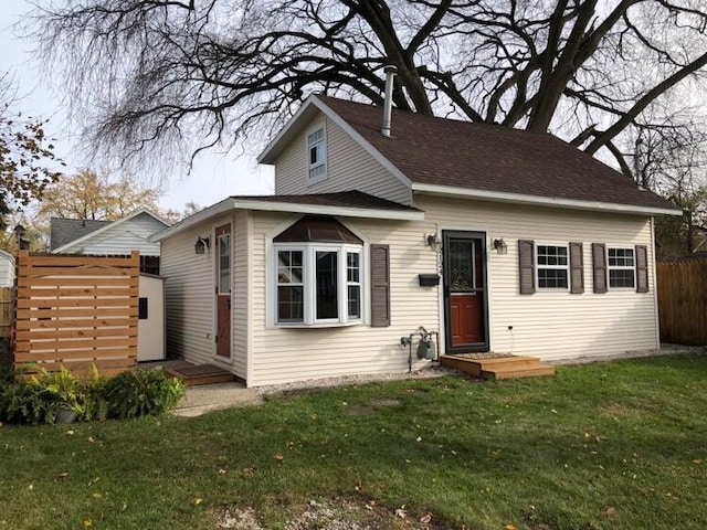 view of front of property featuring a front yard