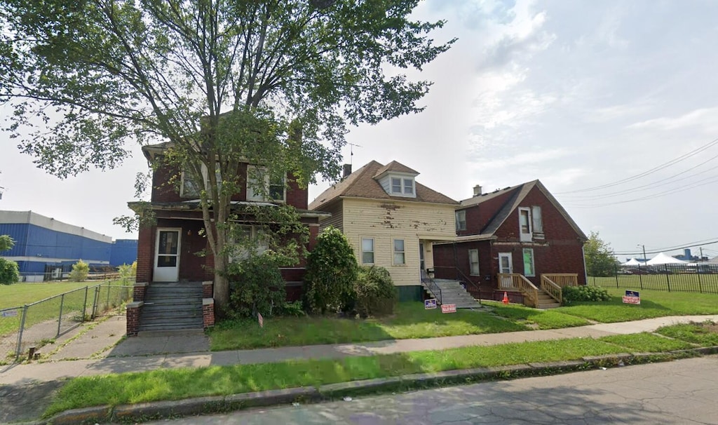 view of front of house with a front yard