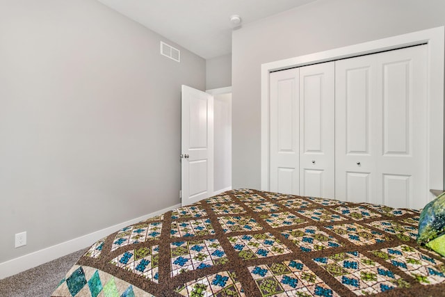 bedroom featuring carpet flooring and a closet