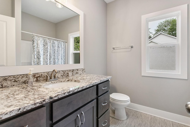 bathroom with a shower with curtain, vanity, and toilet