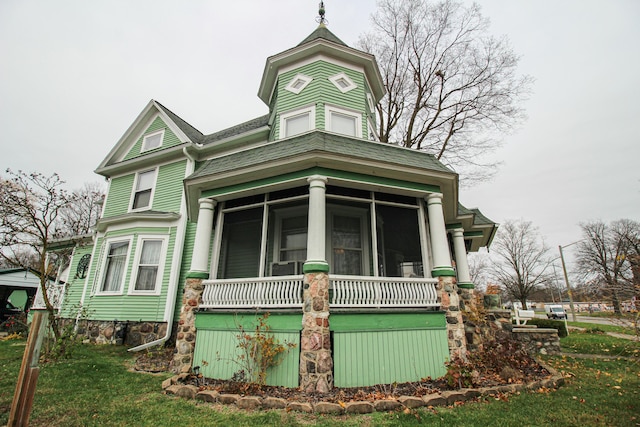 victorian-style house featuring a front lawn