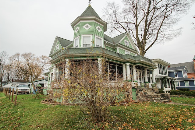 view of front of house featuring a front yard