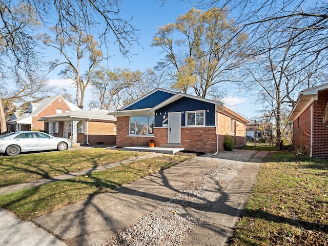 view of front of home featuring a front yard