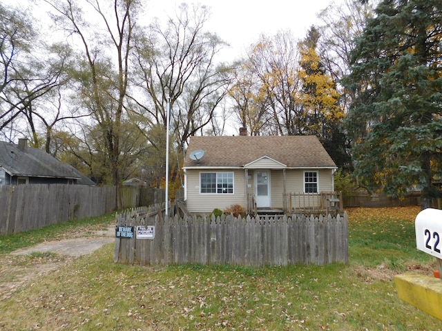 view of front of property with a front lawn