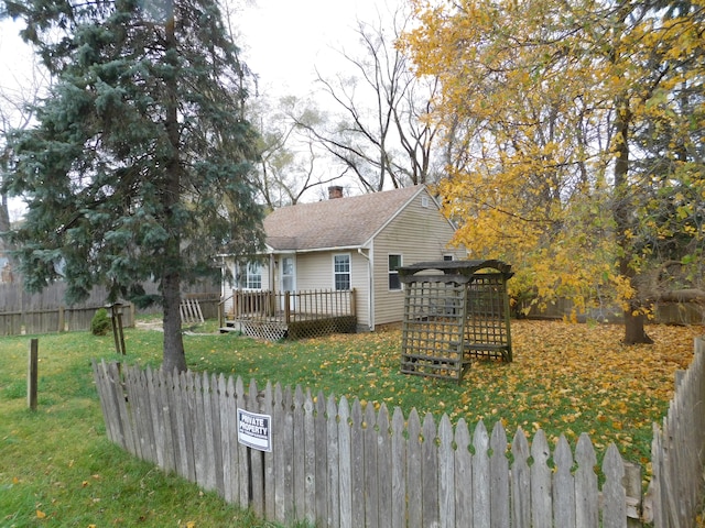 view of front of property featuring a deck and a front yard