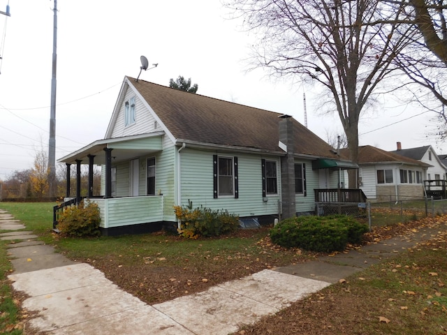 view of front facade featuring a porch and a front yard