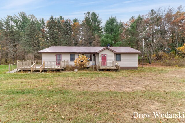 view of front of home with a front lawn