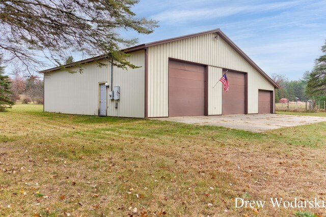 view of outdoor structure featuring a yard and a garage