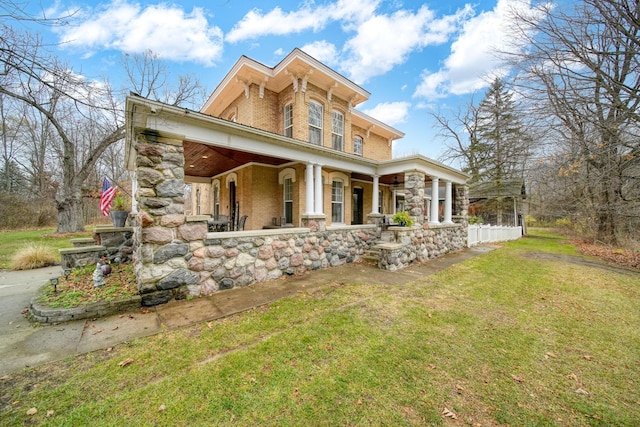 view of front of property featuring a porch and a front yard