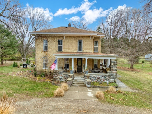 view of front of property featuring a front yard and a porch