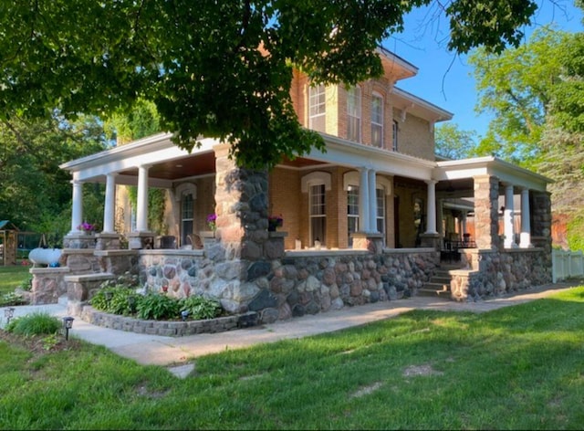 view of front facade featuring a porch and a front lawn