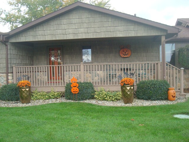 view of front of house with a porch and a front yard