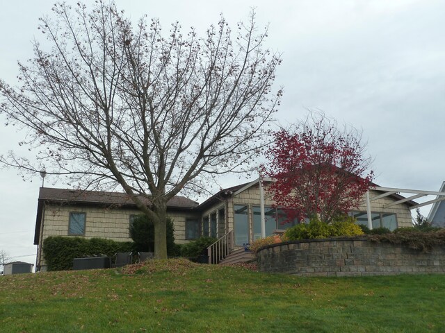 view of front of house featuring a front yard