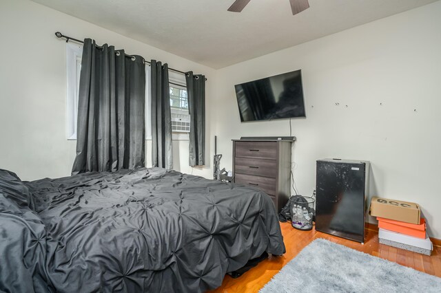 bedroom featuring light hardwood / wood-style floors and ceiling fan