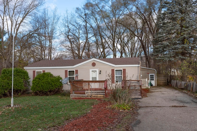 view of front facade featuring a front lawn