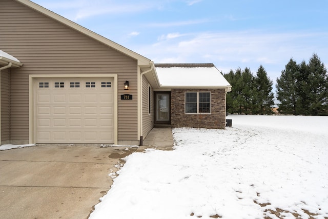 view of front facade featuring a garage