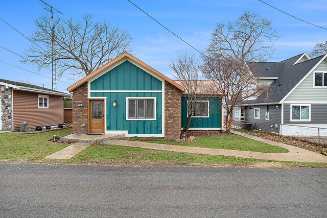 bungalow-style house featuring a front lawn