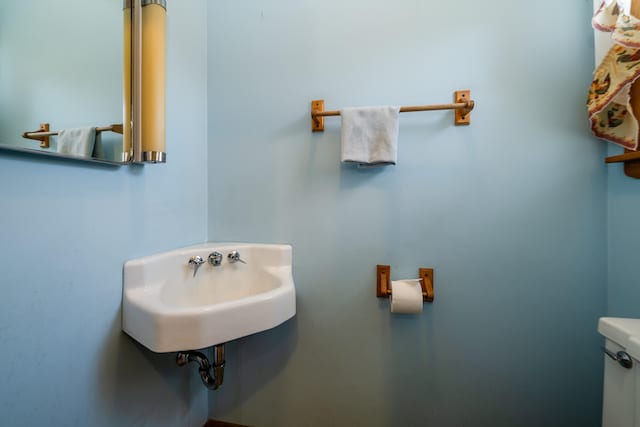 bathroom featuring sink and toilet